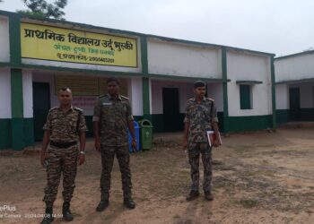 लोकसभा चुनाव शांतिपूर्ण संपन्न कराने को लेकर डीएसपी 2 पंहूचे नक्सल प्रभावित मनियाडीह किया निरीक्षण