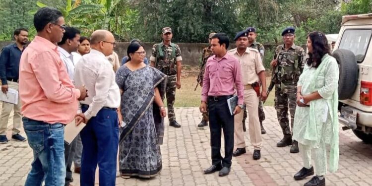 छोटानागपुर प्रमंडल की आयुक्त सुमन कैथरीन किस्पोट्टा ने बोकारो में मतदान केंद्रों का लीया जायजा