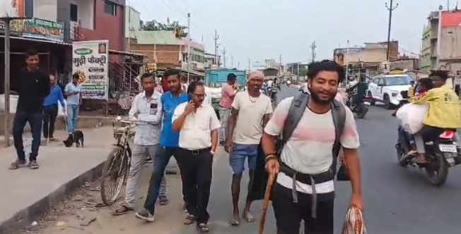 मध्यप्रदेश से 12 ज्योति लिंग के दर्शन हेतु पैदल यात्रा पर नौजवान पंहुचा पेटरवार लोगो ने। किया स्वागत
