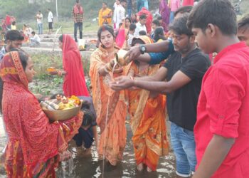 उगते हुए सूर्य को अर्घ्य के साथ महापर्व चैती छठ का हुआ समापन 
