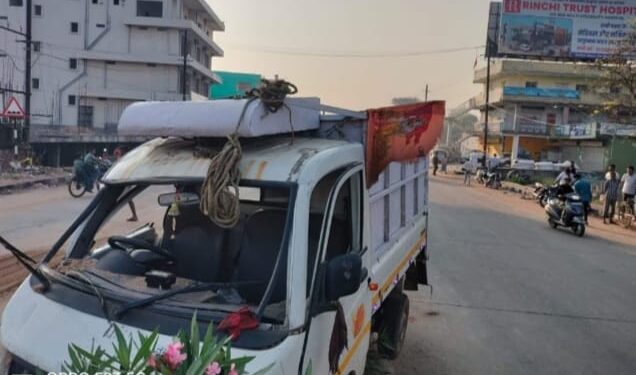 रांची में छठ व्रतियों को लेकर जा रही पिकअप वैन ट्रैक्टर से टकराई, तीन की मौत