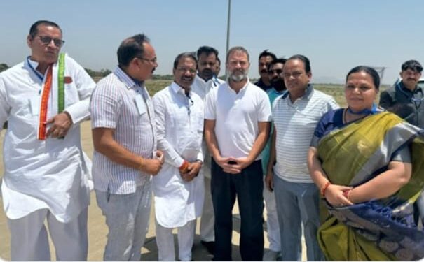 राहुल गांधी देवघर एयरपोर्ट पर किए लेंड कांग्रेस नेताओं से संवाद के बाद हुए भागलपुर रवाना, कल आयेंगे रांची