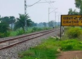 नवादा में बिना फाटक चातर हॉल्ट के समीप मालगाड़ी ने ऑटो में मारा टक्कर, एक की मौत, सात घायल