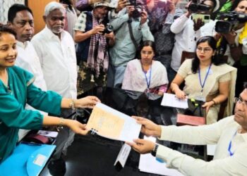 कल्पना सोरेन ने गांडेय उपचुनाव के लिए भरा पर्चा, मुख्यमंत्री सहित कई मंत्री, विधायक मौजूद