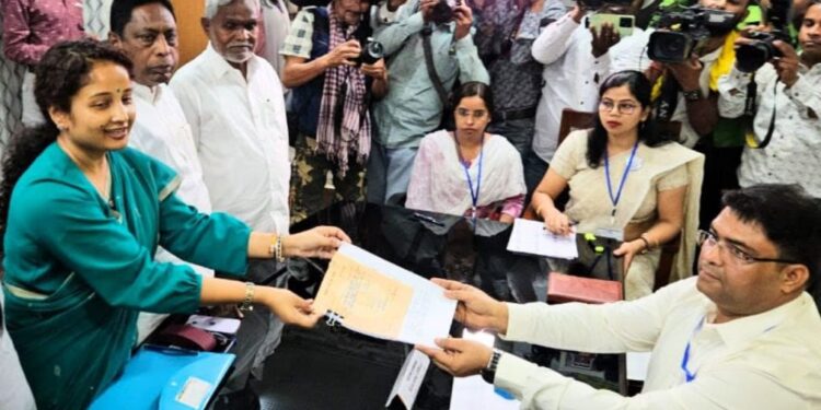 कल्पना सोरेन ने गांडेय उपचुनाव के लिए भरा पर्चा, मुख्यमंत्री सहित कई मंत्री, विधायक मौजूद
