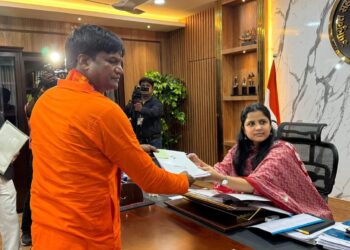 धनबाद लोकसभा के भाजपा प्रत्याशी ढुल्लू महतो ने किया नामांकन, पंहुचे मुख्यमंत्री भजनलाल शर्मा, बाबूलाल मरांडी, सुदेश महतो ने सभा को किया संबोधित