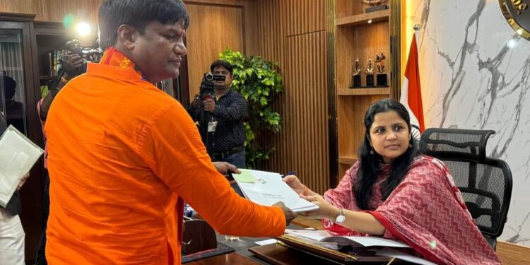 धनबाद लोकसभा के भाजपा प्रत्याशी ढुल्लू महतो ने किया नामांकन, पंहुचे मुख्यमंत्री भजनलाल शर्मा, बाबूलाल मरांडी, सुदेश महतो ने सभा को किया संबोधित