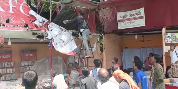 पुस्तक मेला के एक बुक स्टॉल में लगी आग, कमिटी पर लापरवाही का आरोप