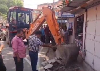 धनबाद में दुसरे दिन भी निगम ने चलाया अतिक्रमण हटाओ अभियान 