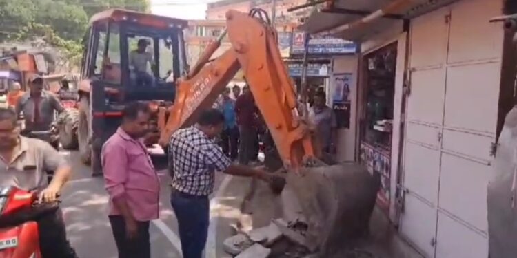 धनबाद में दुसरे दिन भी निगम ने चलाया अतिक्रमण हटाओ अभियान 