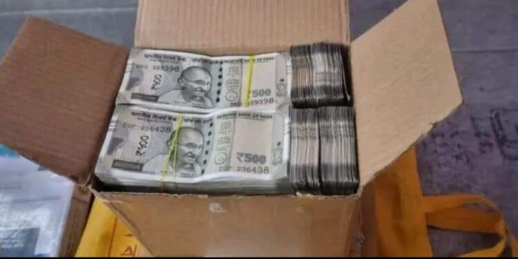 धनबाद के मैथन इंटर स्टेट चेक पोस्ट में कार से 34.75 लाख रुपए बरामद, जांच जारी