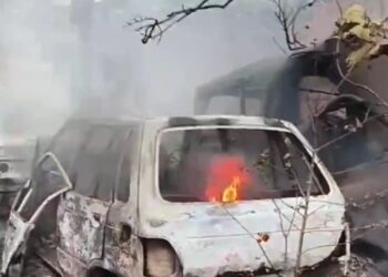 बरवाअड्डा स्थित कृषि बाजार परिसर में खड़ी 8 गाड़ियों में लगी आग, मची अफरा तफरी