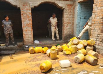 उत्पाद विभाग ने निरसा थाना क्षेत्र में छापेमारी, बड़े पैमाने पर महुवा शराब और विदेशी शराब किया जब्त