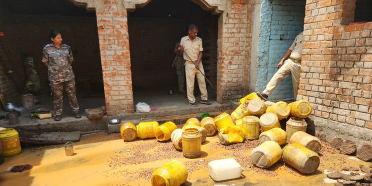 उत्पाद विभाग ने निरसा थाना क्षेत्र में छापेमारी, बड़े पैमाने पर महुवा शराब और विदेशी शराब किया जब्त
