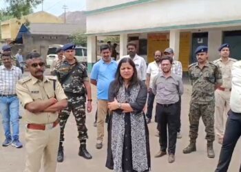 लोकसभा चुनाव को लेकर उपायुक्त और वरीय पुलिस अधीक्षक ने झरिया के अग्नि प्रभावित क्षेत्र के बूथों का किया निरीक्षण