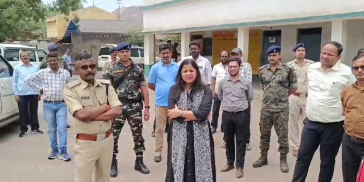 लोकसभा चुनाव को लेकर उपायुक्त और वरीय पुलिस अधीक्षक ने झरिया के अग्नि प्रभावित क्षेत्र के बूथों का किया निरीक्षण