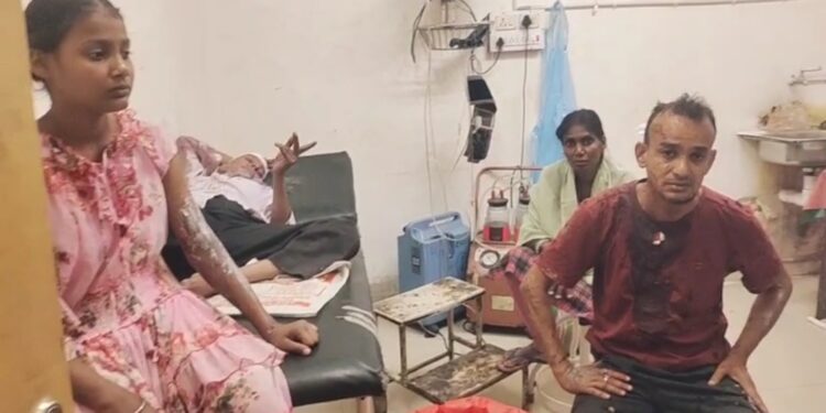 ज़मीन विवाद में दो पक्षों में मारपीट एसिड एटेक से एक बच्ची और महिला झुलसी