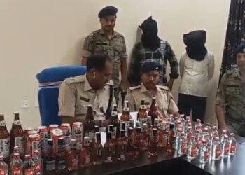 होटल और गुमटी में बेचा जा रहा था अवैध रूप से शराब, पुलिस ने छापेमारी कर किया शराब जब्त, दो गिरफ्तार 