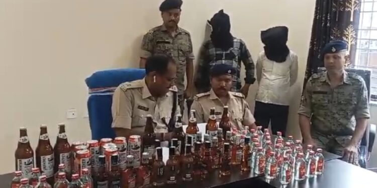 होटल और गुमटी में बेचा जा रहा था अवैध रूप से शराब, पुलिस ने छापेमारी कर किया शराब जब्त, दो गिरफ्तार
