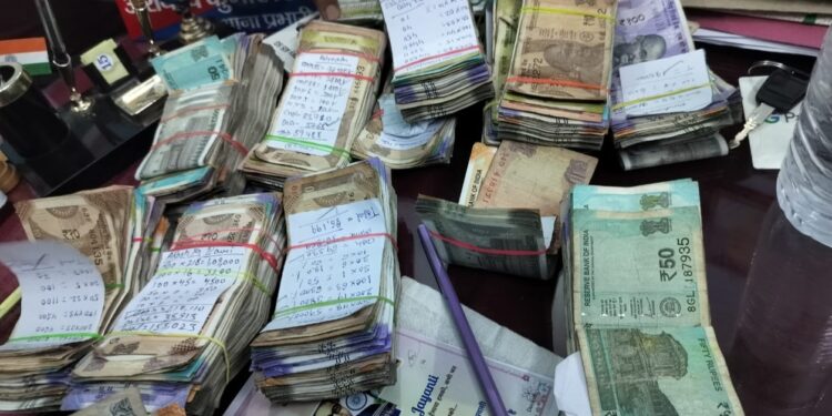 गिरिडीह में वाहन चेकिंग के दौरान उड़नदस्ता टीम ने 9 लाख 95 हजार रूपये किया जब्त