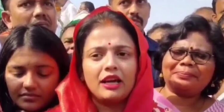 कांग्रेस प्रत्याशी की घोषणा के बाद अनुपमा सिंह ने धनबाद में किया जनसंपर्क, भाजपा प्रत्याशी पर बोली हमला