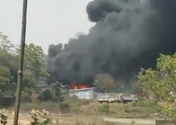 बरवाअड्डा के पांडुकी में लार्सन ऐंड टुब्रो कंपनी के गोदाम में लगी भीषण आग, लाखों के सामान जले, तीन दमकल ने आग पर पाया काबू 