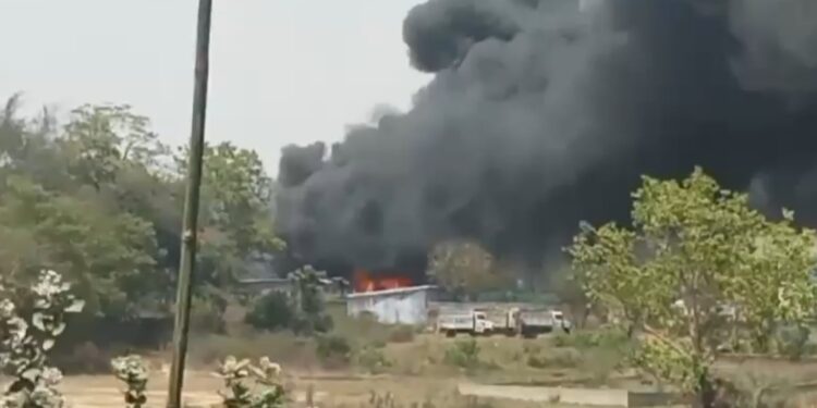 बरवाअड्डा के पांडुकी में लार्सन ऐंड टुब्रो कंपनी के गोदाम में लगी भीषण आग, लाखों के सामान जले, तीन दमकल ने आग पर पाया काबू