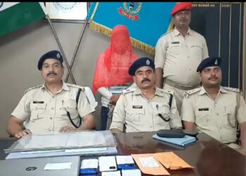 धनबाद साइबर पुलिस को मिली बड़ी सफलता, साइबर अपराध करते युवक गिरफ्तार, कई सामान बरामद