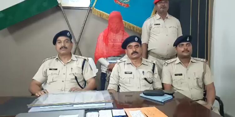 धनबाद साइबर पुलिस को मिली बड़ी सफलता, साइबर अपराध करते युवक गिरफ्तार, कई सामान बरामद