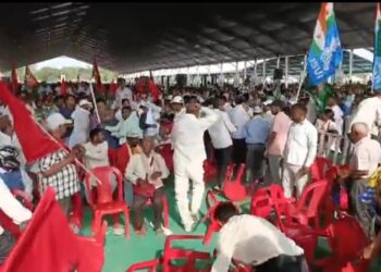 I.N.D.I.A गठबंधन की उलगुलान रैली में मारपीट, राजद – कांग्रेस कार्यकर्ता भिड़े