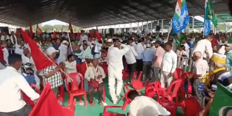 I.N.D.I.A गठबंधन की उलगुलान रैली में मारपीट, राजद – कांग्रेस कार्यकर्ता भिड़े