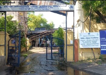 सेल के जीतपुर अंडर ग्राउंड माइंस में पानी रिसाव, काम कर रहे  150 मजदूरों को ऊपर निकाला गाय ,कर्मी और अधिकारियों में हड़कंप, डीजीमएस और सिंफर की टीम पंहुची 
