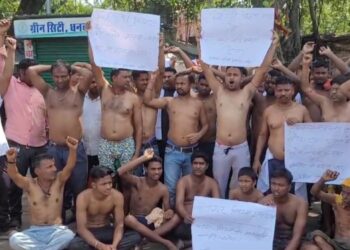 फुटपाथ दुकानदारों ने नगर निगम के खिलाफ किया अर्धनग्न प्रदर्शन, रोपी नही तो वोट नहीं के लगाए नारे