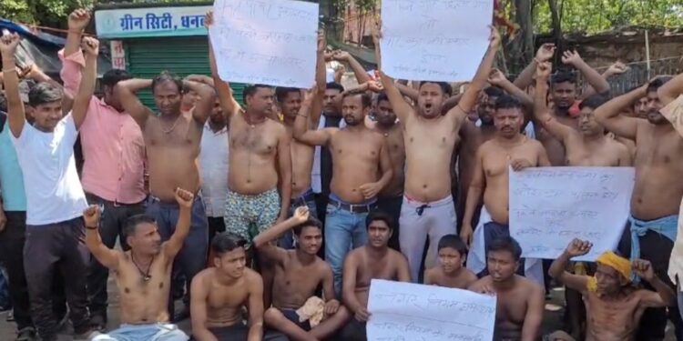 फुटपाथ दुकानदारों ने नगर निगम के खिलाफ किया अर्धनग्न प्रदर्शन, रोपी नही तो वोट नहीं के लगाए नारे
