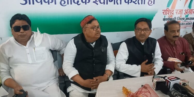 कांग्रेस के नाराज अल्पसंख्यक नेताओ को मनाने धनबाद पंहुचे प्रदेश कार्यकारी अध्यक्ष सहजदा अनवर, सूबे में एक भी टिकट नहीं मिलने से थी नाराजगी
