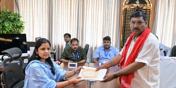 मासस लोकसभा प्रत्याशी जगदीश रवानी धनबाद सीट से किया नामांकन