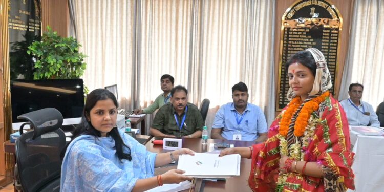 कांग्रेस के धनबाद लोकसभा प्रत्याशी अनुपमा सिंह ने किया नामांकन, कहा जीत पक्की