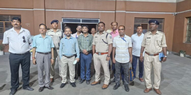 निरसा अनुमंडल पुलिस पदाधिकारी व विशिष्ट अनुभाजन पदाधिकारी ने स्ट्रांग रूम का किया निरीक्षण
