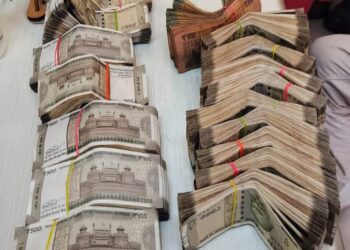मिहिजाम में FST की टीम ने 16 लाख 75 हजार रुपए से भरा हुआ वैग किया जब्त, की जा रही जांच