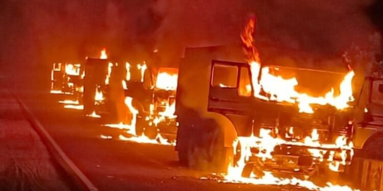 पलामू में हाईवा से कुचलकर मौत के बाद आक्रोशित लोगों ने कई वाहनों को किया आग के हवाले