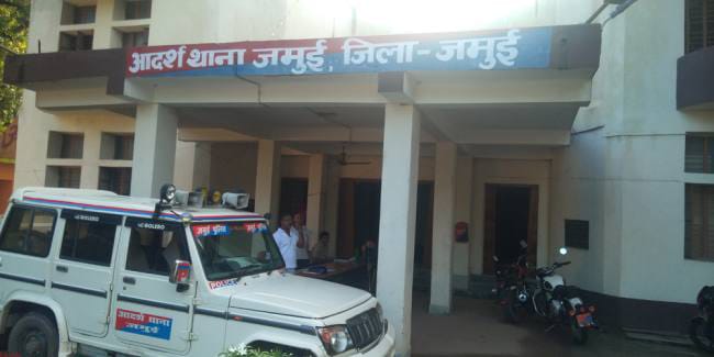 जमुई के अंबा गांव के पुलिया के नीचे से अर्धनग्न अवस्था में महिला का शव बरामद, क्षेत्र में सनसनी