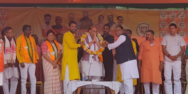 रक्षा मंत्री राजनाथ सिंह पंहुचे दुमका, कहा कोई माई का लाल नहीं जो देश से आरक्षण हटा सके : राजनाथ सिंह