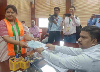 दुमका लोकसभा सीट से सीता सोरेन ने किया नामांकन, बाबूलाल, लुईस मरांडी भी रही मौजूद