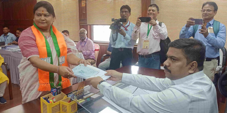 दुमका लोकसभा सीट से सीता सोरेन ने किया नामांकन, बाबूलाल, लुईस मरांडी भी रही मौजूद
