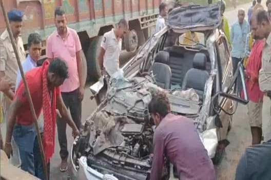 भागलपुर में हाईवा और कार में भीषण टक्कर, तीन की मौत, कार के परखच्चे उड़े