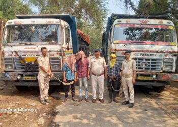 अवैध कोयले के कारोबार पर पुलिस का बड़ी कार्रवाई, धनबाद थाना क्षेत्र में अवैध कोयला लदा दो हाइवा जब्त, मौके से तीन गिरफ्तार