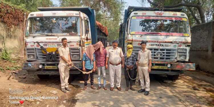अवैध कोयले के कारोबार पर पुलिस का बड़ी कार्रवाई, धनबाद थाना क्षेत्र में अवैध कोयला लदा दो हाइवा जब्त, मौके से तीन गिरफ्तार