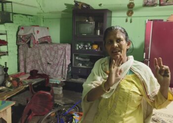 धनबाद के सदर थाना क्षेत्र के रणधीर वर्मा चौक के समीप पुलिसकर्मी के घर में चोरी