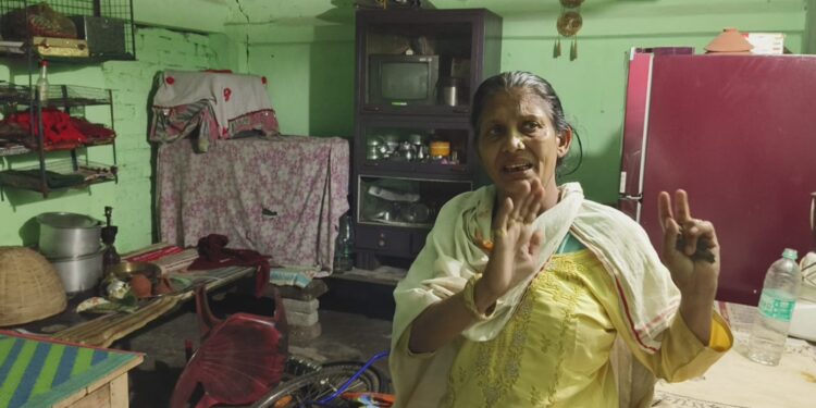 धनबाद के सदर थाना क्षेत्र के रणधीर वर्मा चौक के समीप पुलिसकर्मी के घर में चोरी