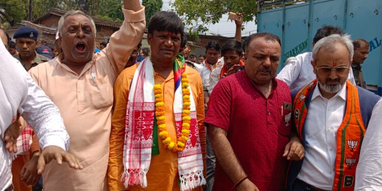 भाजपा प्रत्याशी ढुल्लू महतो का सघन जनसंपर्क अभियान 